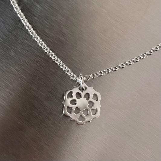 Dahlia halsband silver med enkel kedja