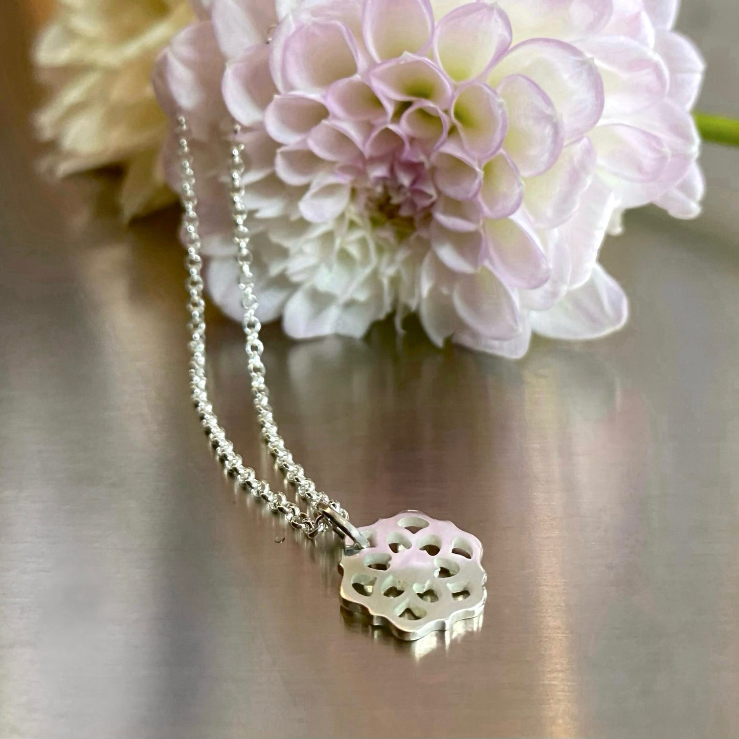 Dahlia halsband silver med enkel kedja