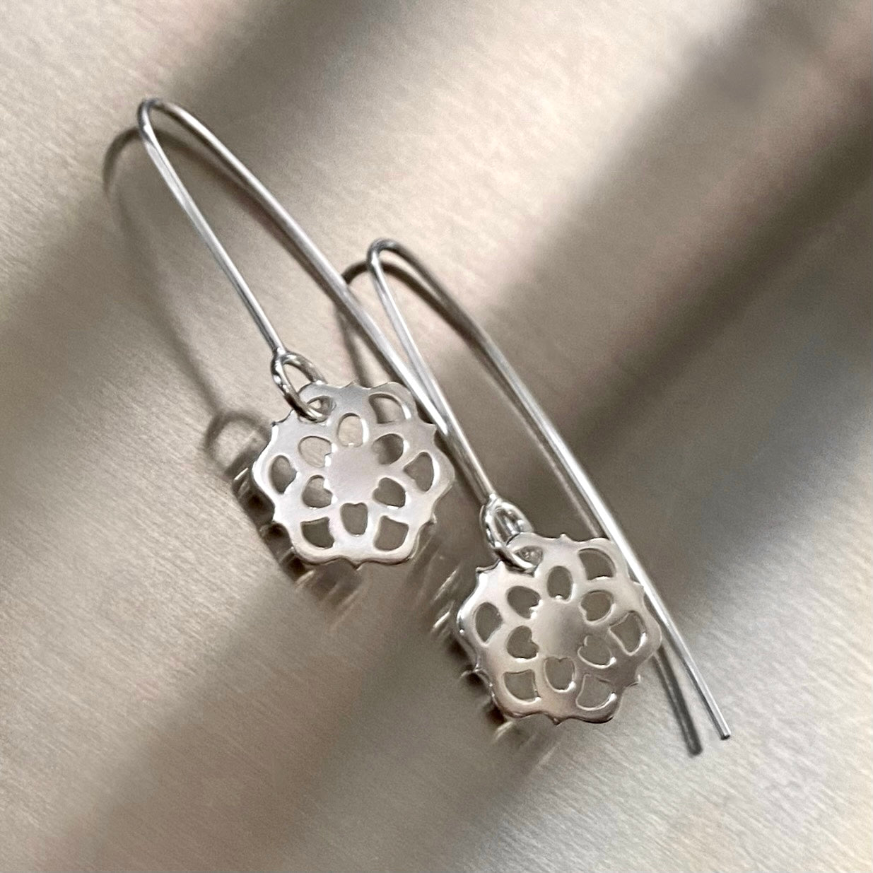 Dahlia örhängen silver hängande