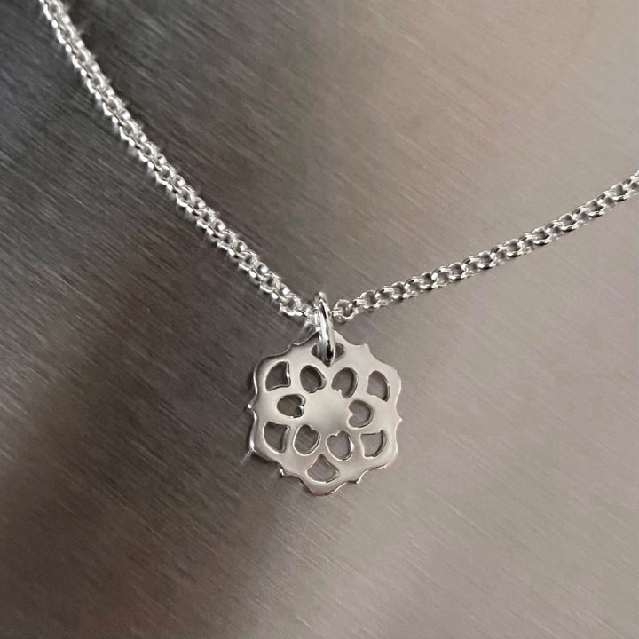 Dahlia halsband silver med enkel kedja