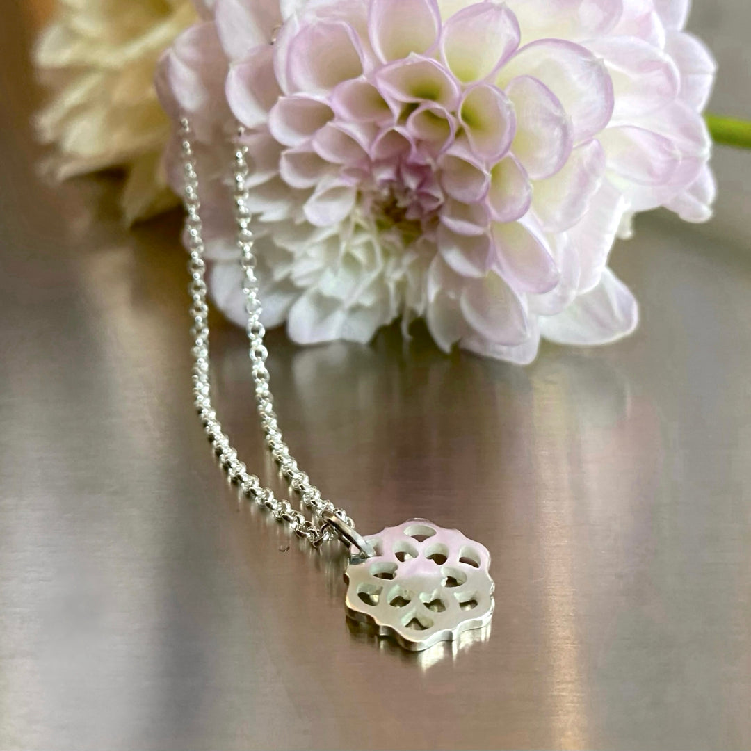 Dahlia halsband silver med enkel kedja